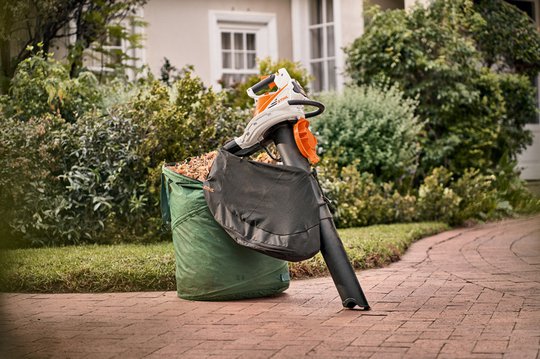 Stihl SHA 56, mit Akku AK 20 und Ladegerät AL 101